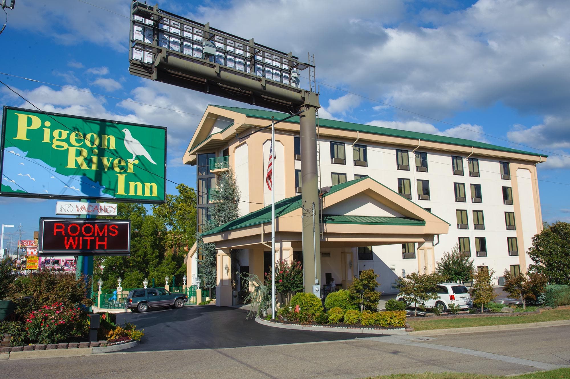 Pigeon River Inn Exterior Image showing the front side and signage