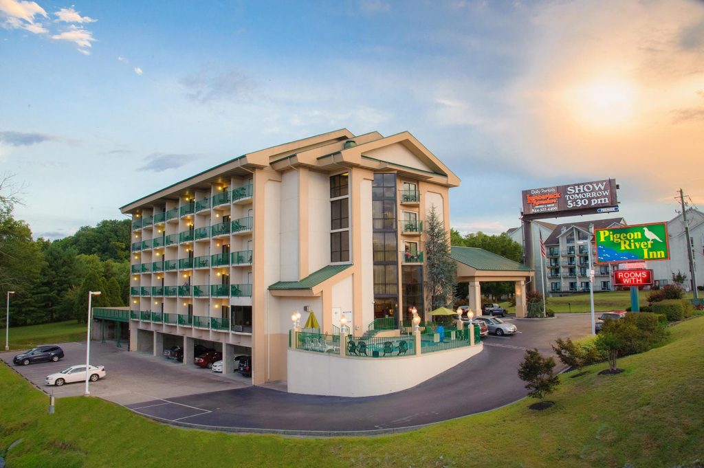 Hotel Suites Gallery Pigeon Forge TN Pigeon River Inn   Exterior 10 Min 1024x681 